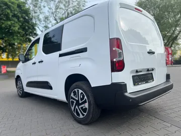 Car image 40