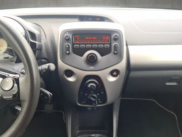 Car image 14