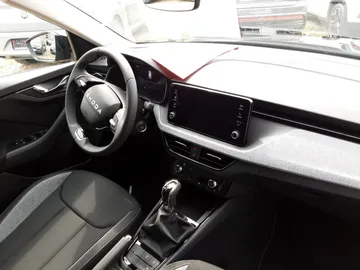 Car image 19