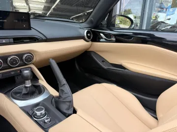 Car image 26