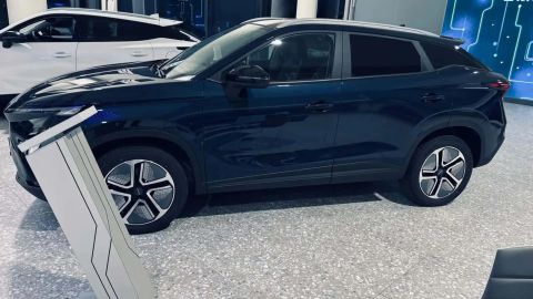 Car image 4