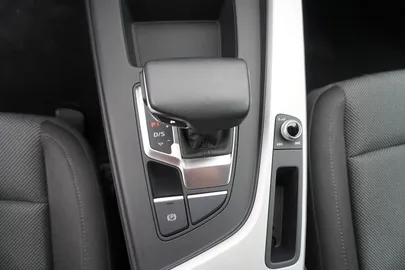 Car image 30