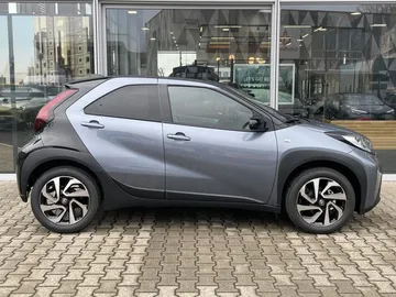 Car image 4