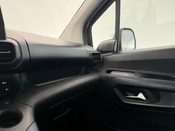 Car image 37
