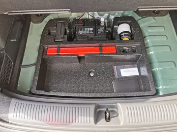 Car image 25