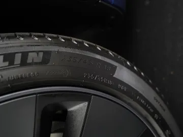 Car image 32