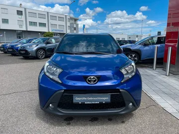 Car image 2