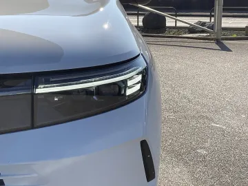 Car image 30