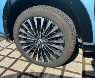 Car image 25