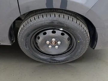 Car image 32