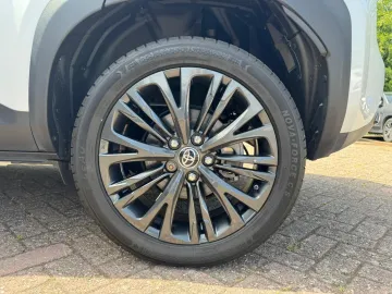 Car image 16