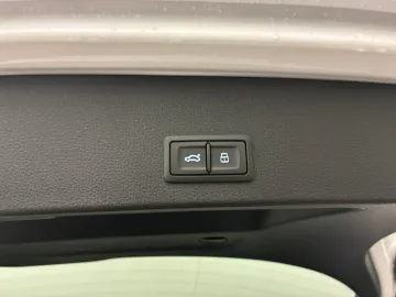 Car image 34