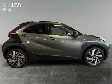 Car image 4