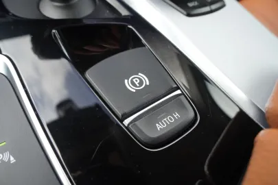 Car image 32