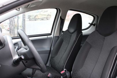 Car image 11