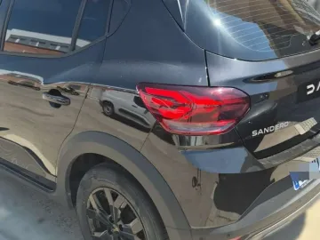 Car image 14