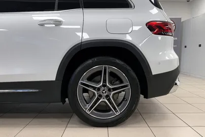 Car image 32