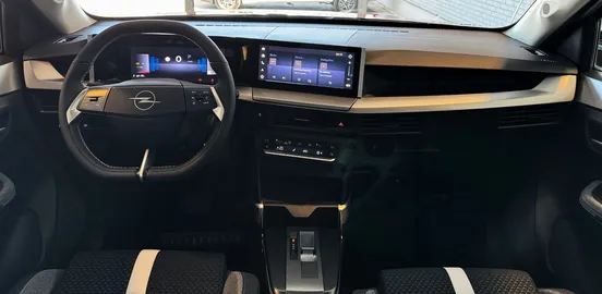Car image 13