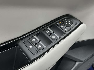 Car image 33