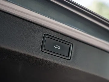 Car image 32