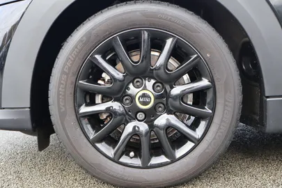 Car image 32