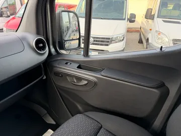 Car image 32