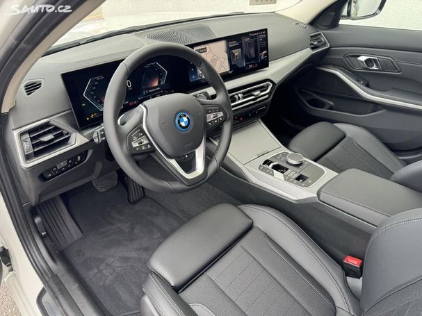 BMW 330 e xDrive 215 kW image number 4