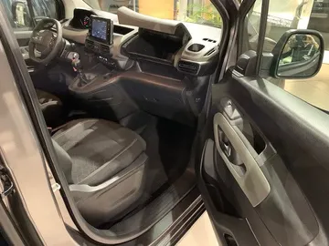 Car image 19