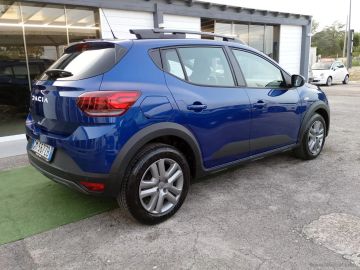 Car image 4