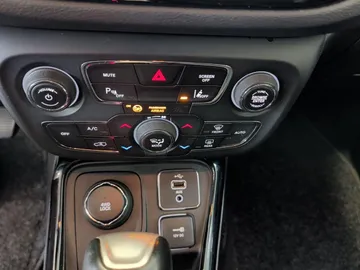 Car image 34