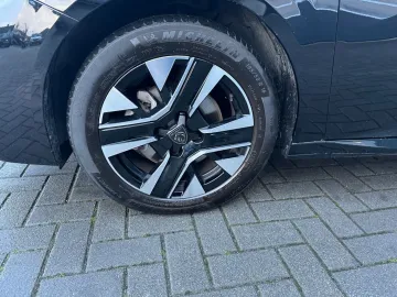 Car image 38