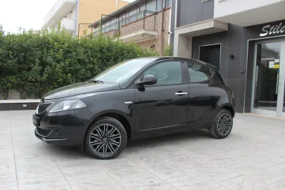 Car image 4