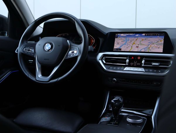 BMW 320i 135 kW image number 16