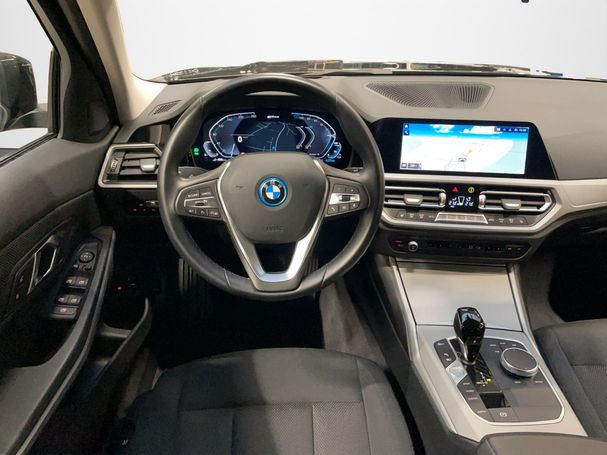 BMW 330e Touring 215 kW image number 12