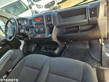 Car image 28