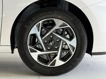 Car image 25