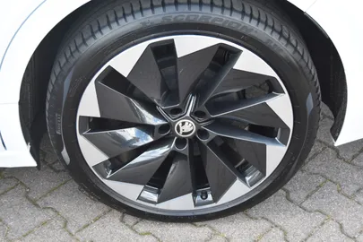 Car image 27