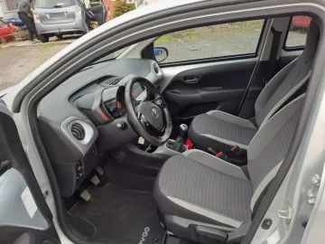 Car image 14
