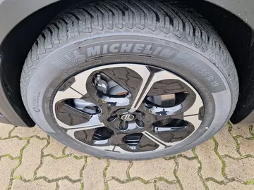 Car image 23