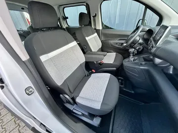 Car image 26