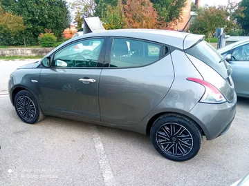 Car image 9