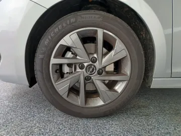 Car image 35