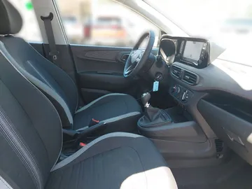 Car image 14