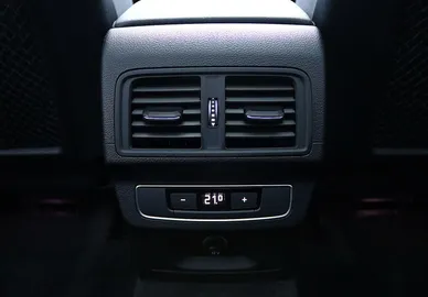 Car image 32