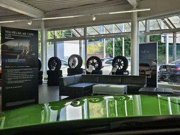 Car image 36