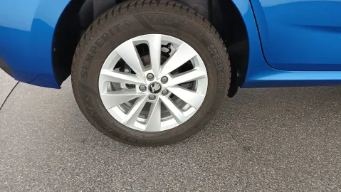 Car image 26