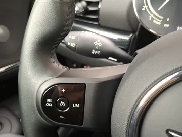 Car image 35