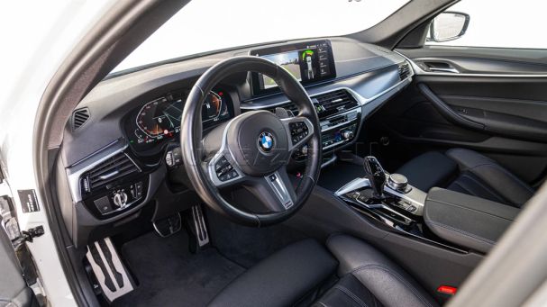 BMW 530d Touring xDrive 210 kW image number 13