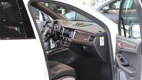 Car image 12