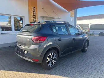 Car image 5